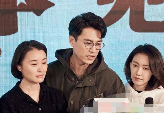 靳东高露举止亲密引争议,自然挽胳膊靠肩,两人都已婚被指不合适_靳东