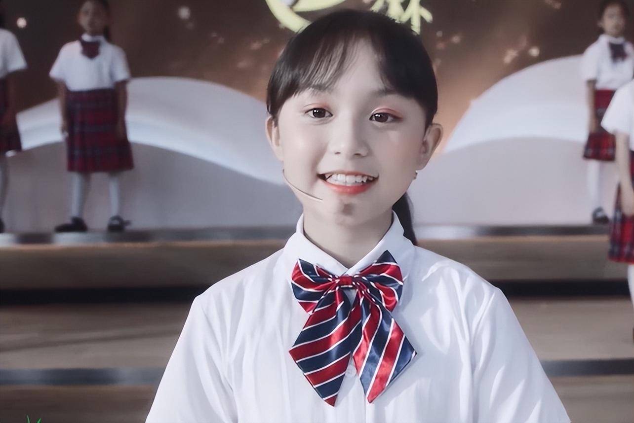 2岁出道就年入百万,因颜值太高被禁止整容,如今14岁的她长这样