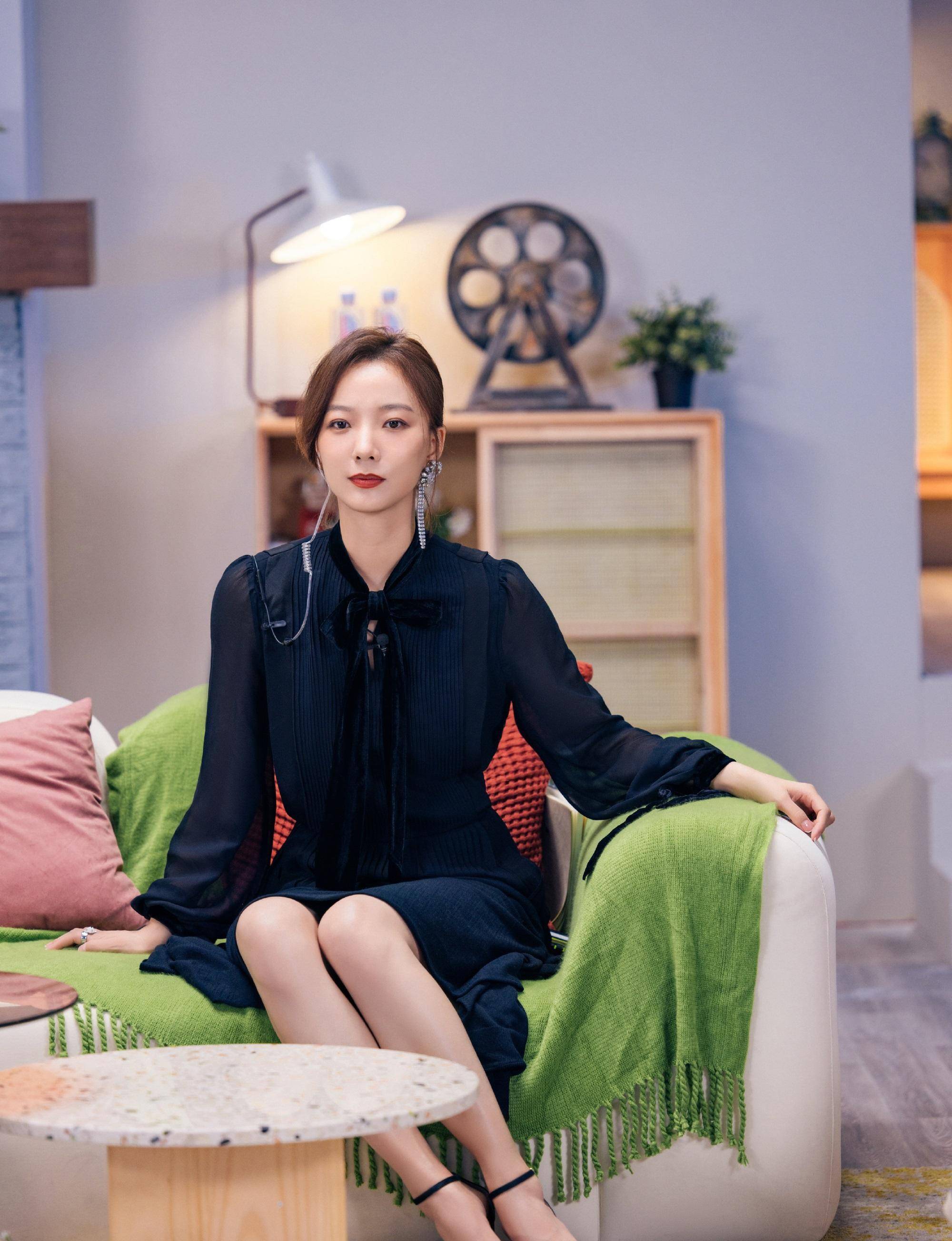 王珞丹时尚短裙活动宣传照,结合高跟鞋,清新优雅_身材_五官_风格