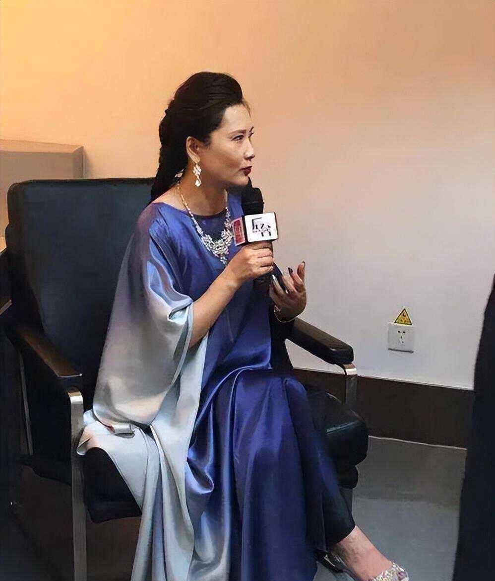 《越剧青衣》何赛飞:减龄发型,洋气服装,60浓浓优雅_气质_脸型_显得