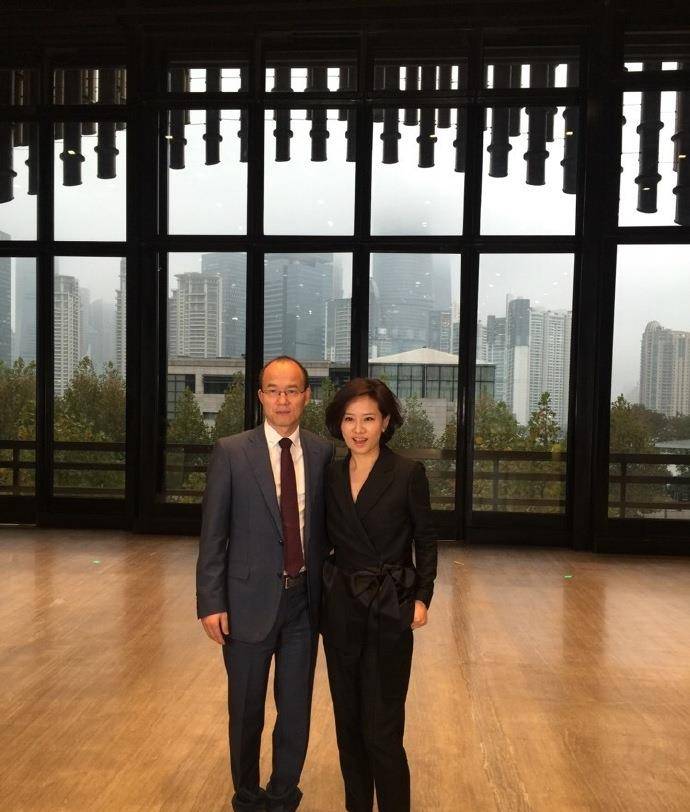 50岁史小诺的穿搭优雅又不失女人味_西装_职场_气质