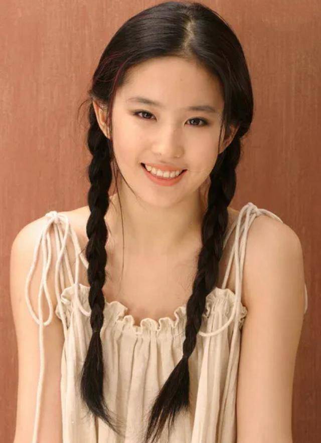 看来刘亦菲年轻时的照片,感觉她不当爱豆实在太遗憾了_天花板_角色_几