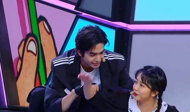 快乐大本营谭松韵摔倒,宋威龙帮扶,谁注意到了任嘉伦的真实反应_宋茜