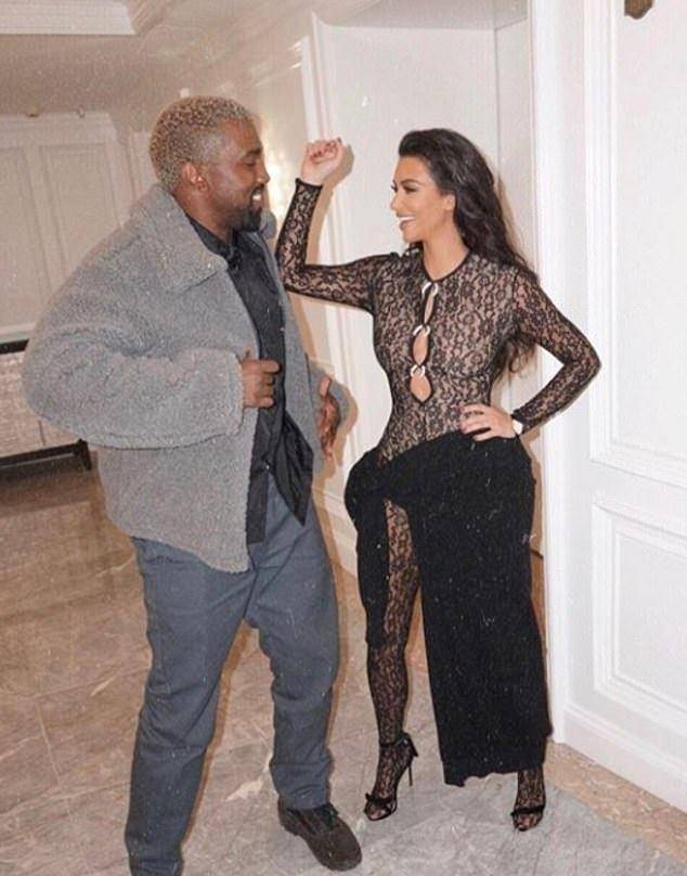 卡戴珊秀恩爱,房间上演花式打情骂俏,两人甜蜜互动情意满满_侃爷_妻子