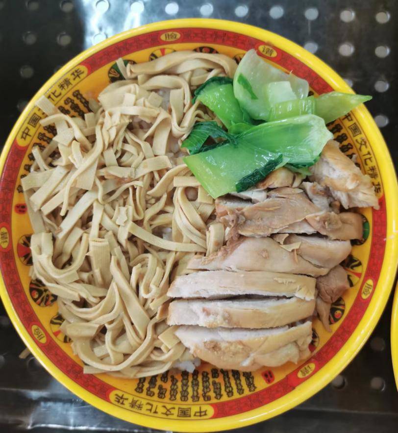 近日,张家口一中食堂为考生量身定制"高考营养套餐",保证考生能够摄入