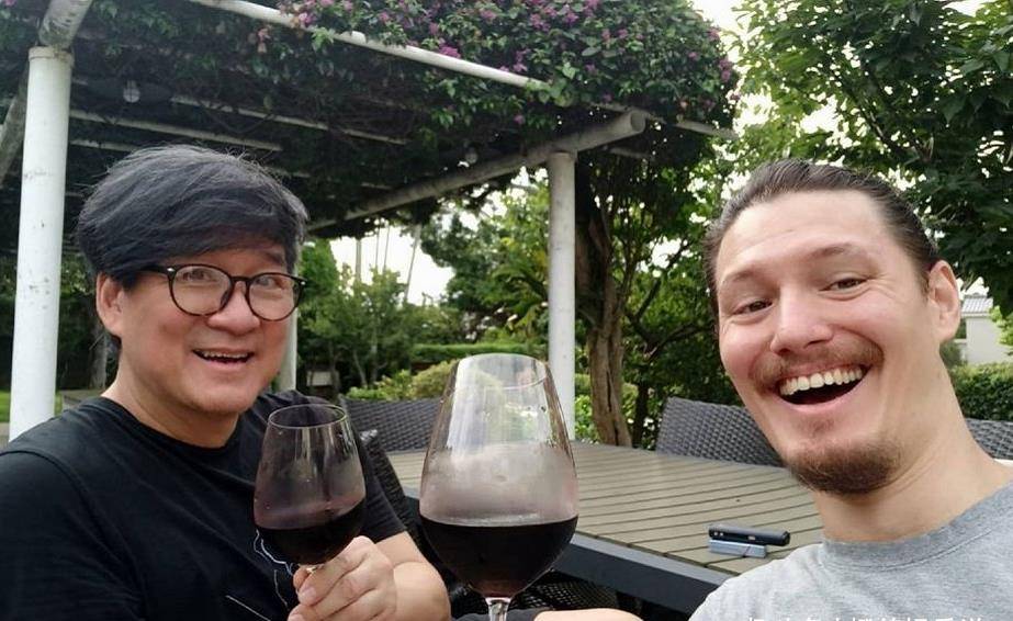 60岁周华健晒父子合影,发型帅气依旧,不愧是大家心中的不老男神_周厚