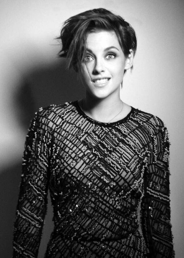 克里斯汀最帅气的女星,裙装裤装都个性,实用型的酷女孩穿搭示范_贝拉