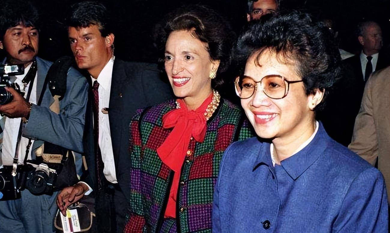 亚洲首位女总统,硬刚美国亲近中国_马科斯_菲律宾_贝尼格诺