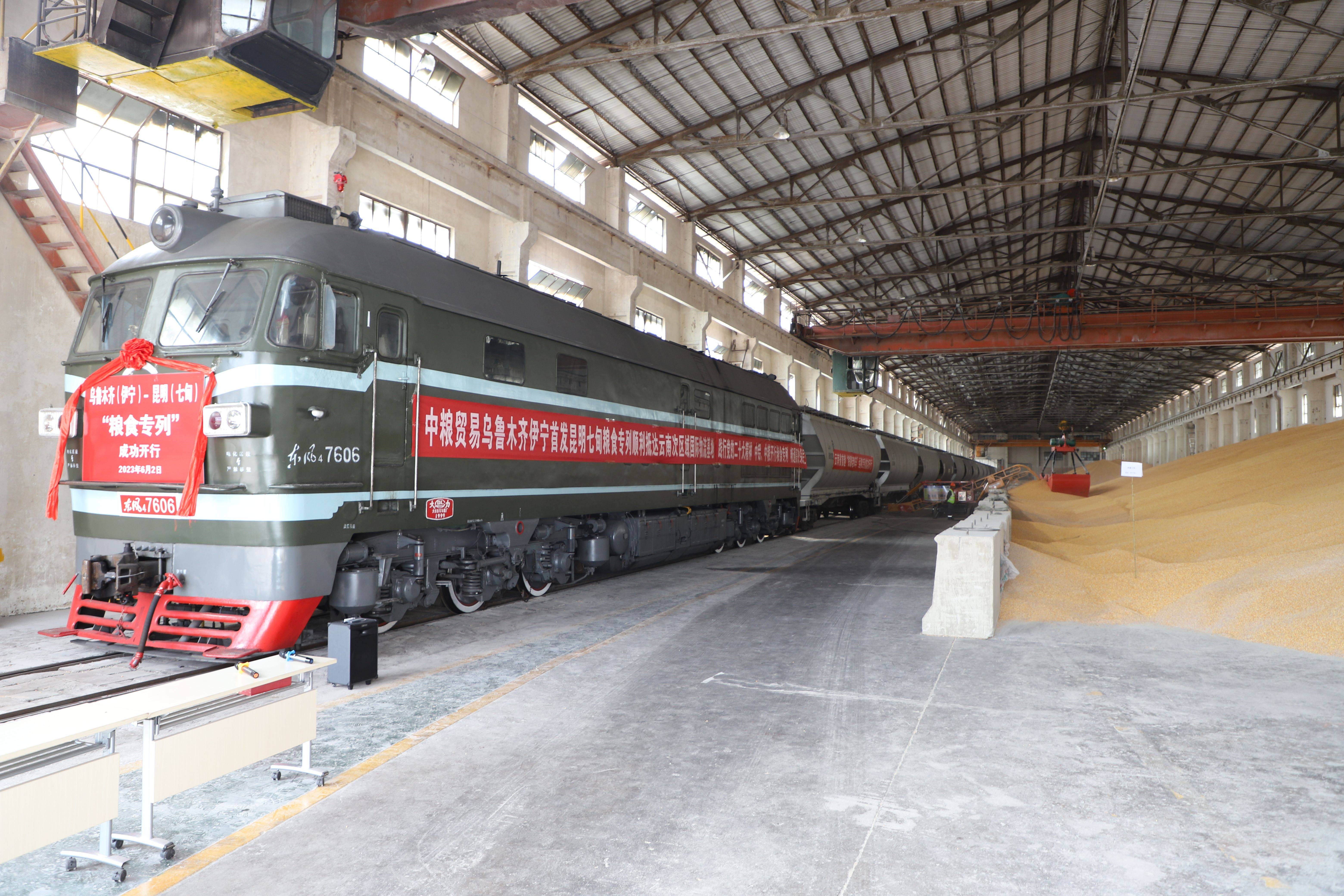 云南首次采用铁路老k车运输粮食