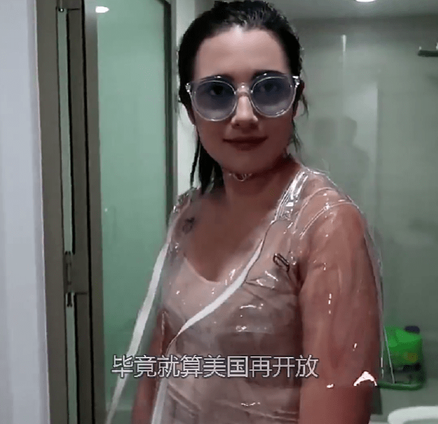 外国美女穿透明衣服出门,声称喜欢这种设计独特的衣服