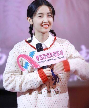 鞠婧祎撞衫张子枫,一个娇俏迷人一个青春可爱,你更看好哪个?