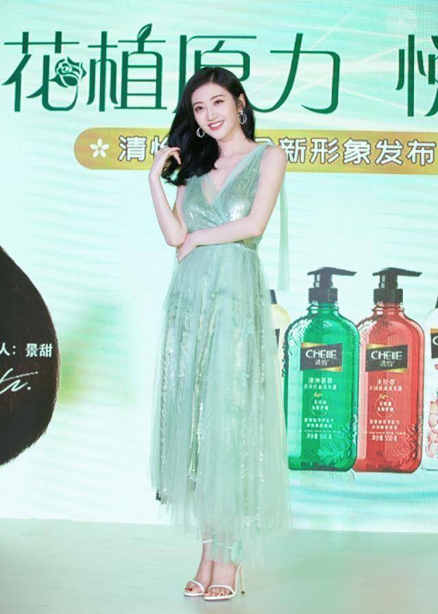 景甜换新造型,一袭薄荷绿连衣裙亮相活动清新可爱,变成初恋女友_发型