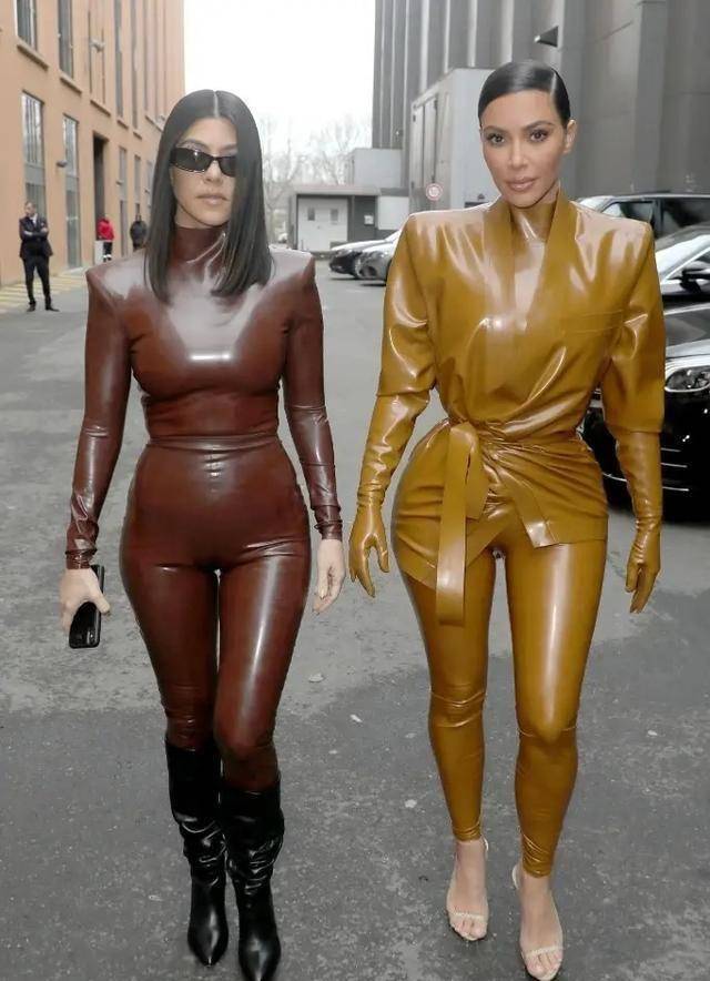 金卡戴珊对自己好狠,穿紧身衣还硬勒出"水蛇腰",腰臀比太惊人_造型