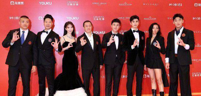 金晨和贾乃亮同框出现,为避嫌刻意分开走,网友却调侃俩人配一脸