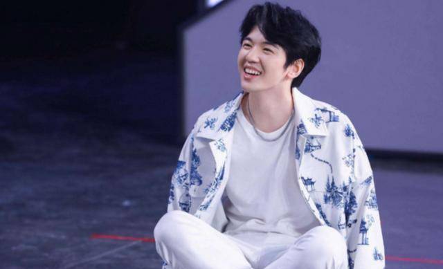 《快乐大本营》是李湘,李兵担任首届主持人,后又进入了海波,然后我们