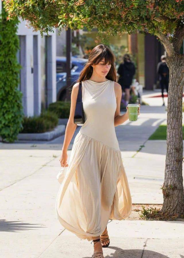 莱昂纳多24岁小女友太迷人,法式风情足,难怪交往3年还没分手_身材