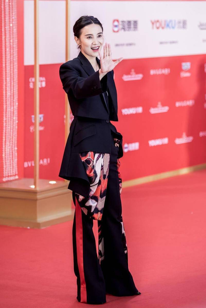 宋佳一直中性打扮,穿绸缎睡衣配帆布鞋,时尚的淑女气质更高级!