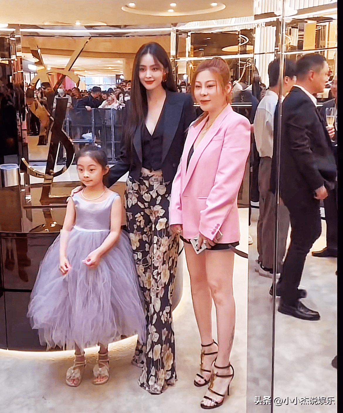 在活动现场,竟然还有粉丝主动上前和明星古力娜扎合影留念,而且出乎