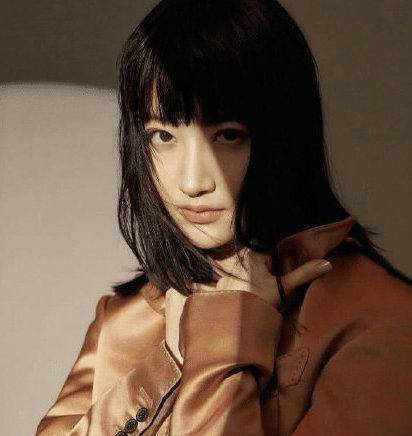 景甜又换新发型了,剪"法式刘海"差点认不出来,但意外高级时髦_大气