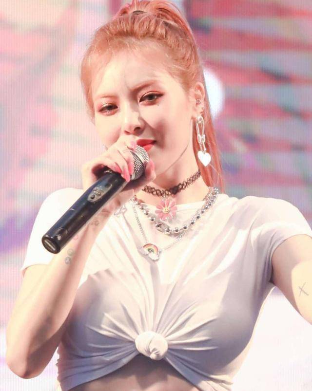 金泫雅呈现原版网红妆,戴小花发夹拿草莓当耳饰,穿露脐装秀腹肌_眼影