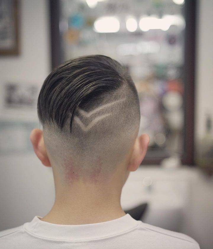 这种发型通常需要使用剃刀或造型工具对头发进行详细的设计和造型,以