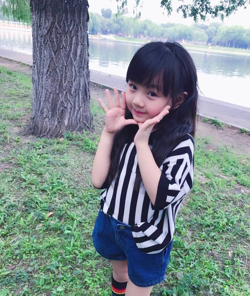 小山竹近照,越长越漂亮妈妈忍不住偷拍,妈妈镜头下女儿又美又萌_孩子