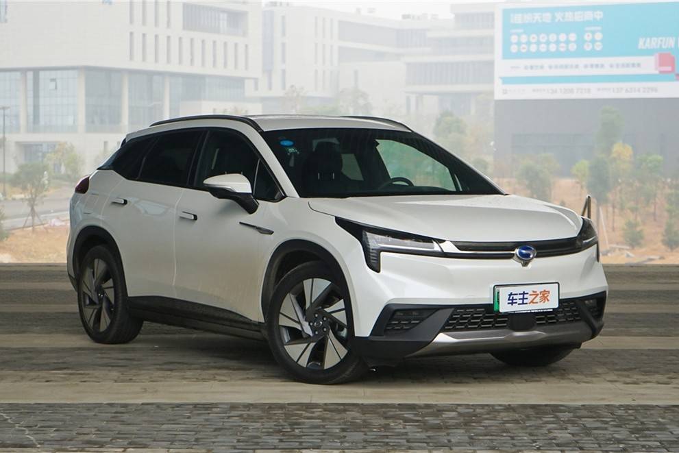 "豪华智能超跑suv",是传祺官方给予aion lx的称谓,但我个人只认同"