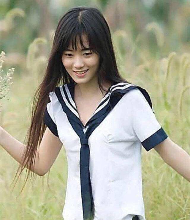 鞠婧祎穿山寨又翻车,和杨幂"同款"毛衣,却被嘲:假人穿假衣_品牌_服装