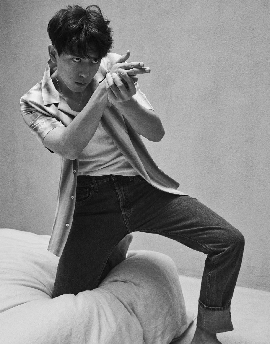 这张图片可以看到李现穿着简单的白色短袖,衬托其肌肉健硕,这