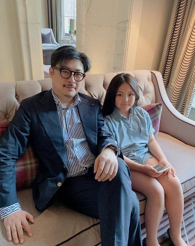 王诗龄骑自行车,却意外暴露亿万豪宅_王岳伦_别墅_生活费