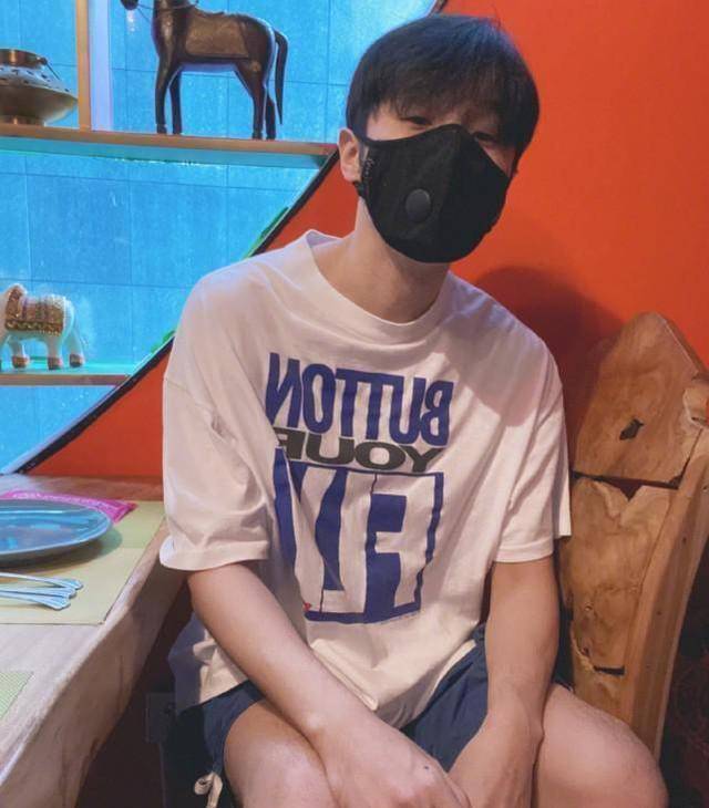 李荣浩晒寸头造型,秒变肌肉型男,自称身上的背心是井柏然买的_男人