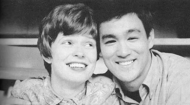 李小龙墓旁惊现新墓碑,一个英文名引发轰动,网友:超级英雄_李国豪