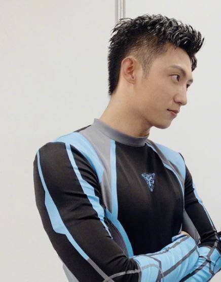 李晨晒撕名牌现场照:黄景瑜将他鞋子弄丢,他却夸对方有两下子_照片