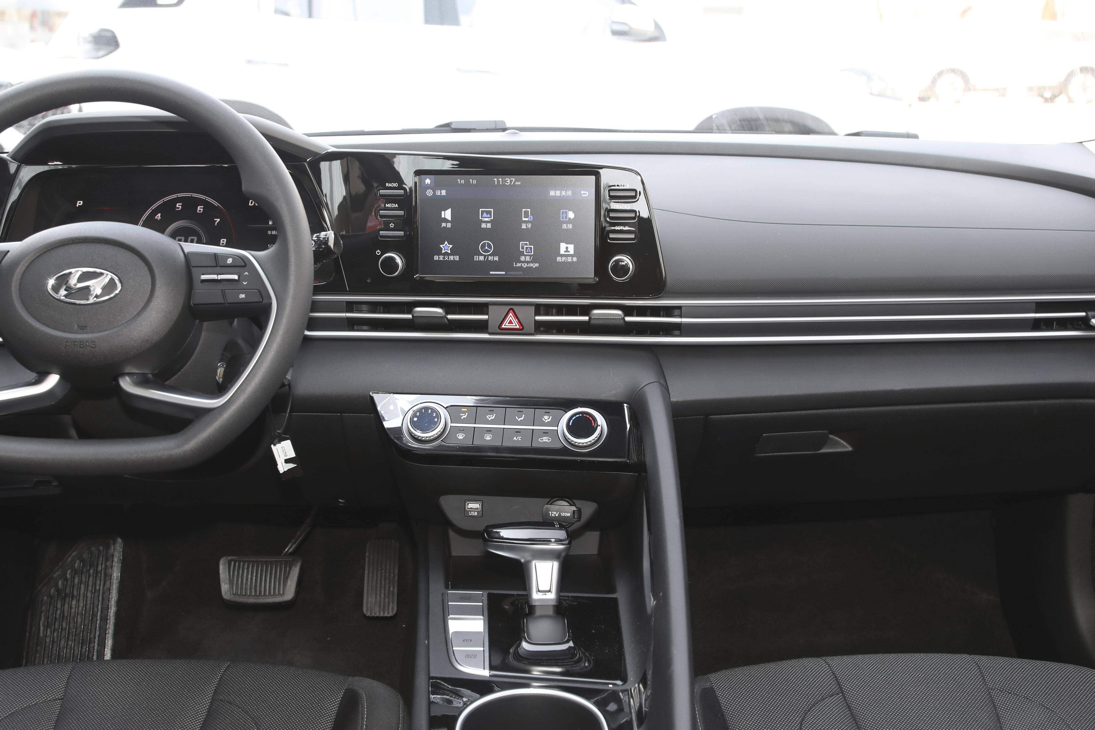 现代终于开窍了,入门降至7万多,一公里不到4毛钱,实拍伊兰特_搜狐汽车