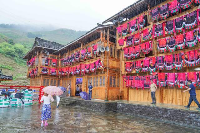 红瑶长发村——探访广西龙脊,黄洛瑶寨的神奇之旅_女性_妇女_刺绣工