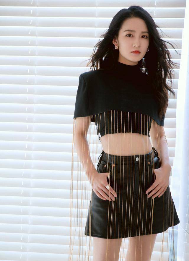 李沁来《潮流合伙人》,穿"露脐装"美不自知,王源看一眼都红脸_女生