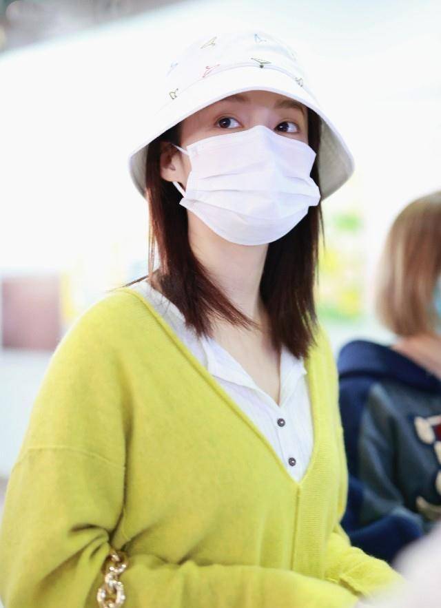 李沁素颜走机场,草绿色毛衣配破洞牛仔裤温柔又清新,太美了_黄绿色_显