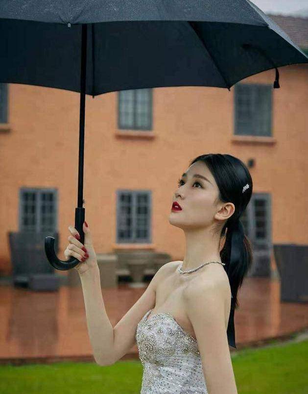 乔欣穿米色长裙出席活动,全身照美得不可方物,不过,半身照就有点小