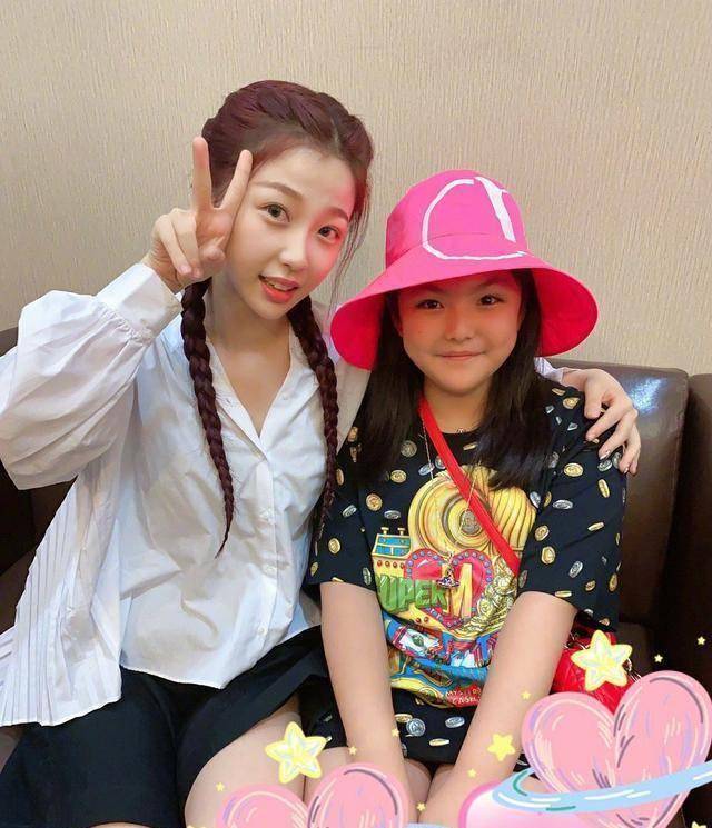 李湘晒王诗龄近照,小姑娘开心到飞起,能看出铅笔腿了_时候_方面_孩子