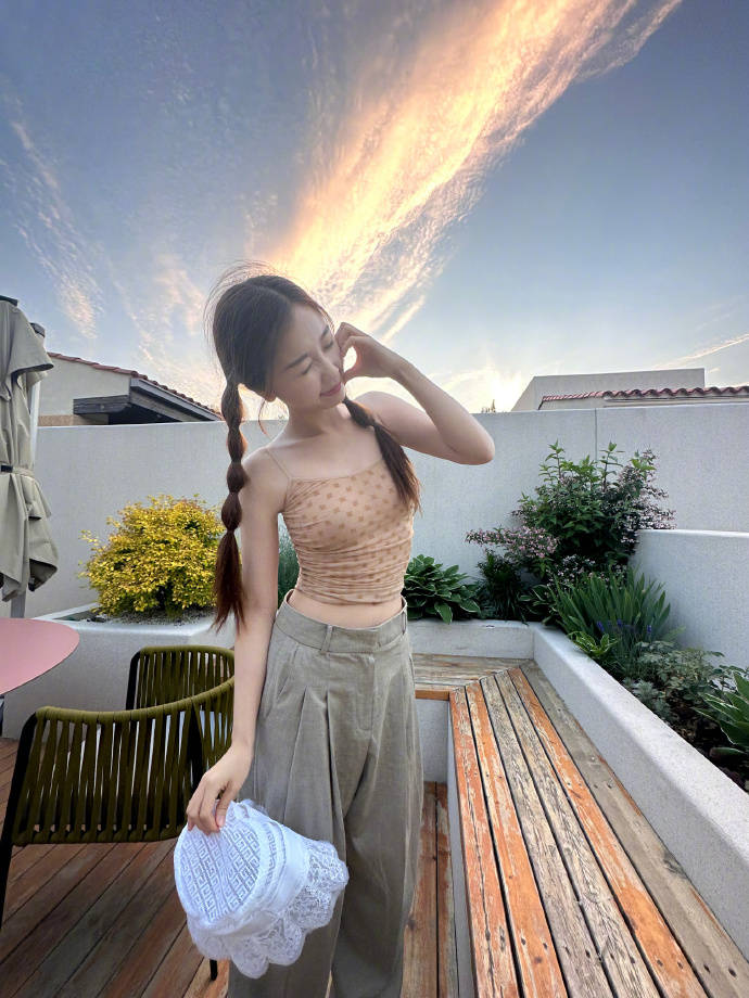 虞书欣多巴胺穿搭真愉悦!