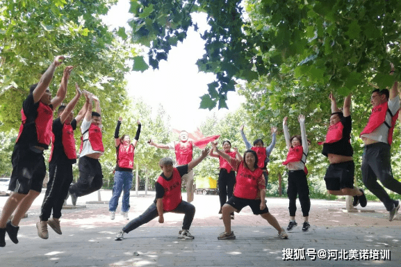 仪式感和气势必须快速拉满选队长,取队名,创口号,练队形接下来是分组