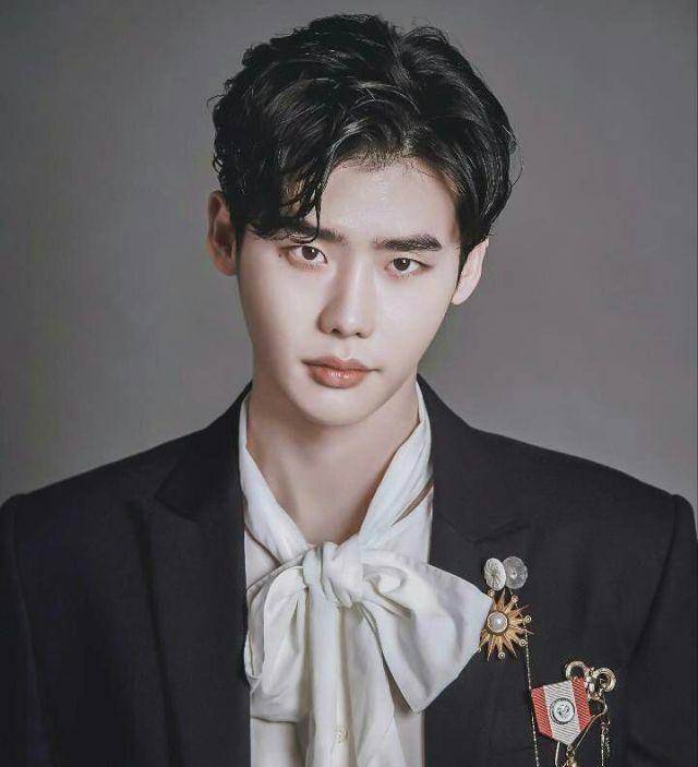 李钟硕恢复短发上热搜,修夏弟弟回归,他这5部新作你最期待哪部_角色