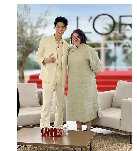 洪晃发龚俊闭眼照引争议后,内涵龚俊工作室,有背景的和208谁牛_问题