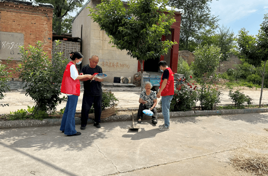 志愿者先后来到殷都区曲沟镇董车村和北曲沟村,他们深入田间地头,来到