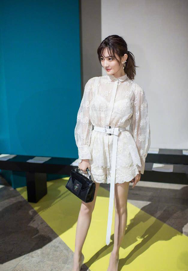 李沁和徐璐不愧是"双胞胎",同是白色装扮,哪位女神更让你心动_裙子_穿