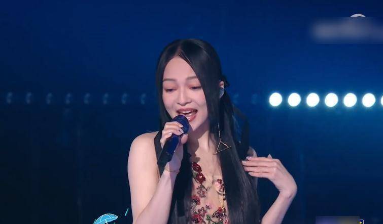 李佳琦张韶涵合唱,而我却被张韶涵吸引,确定39岁该有的模样?