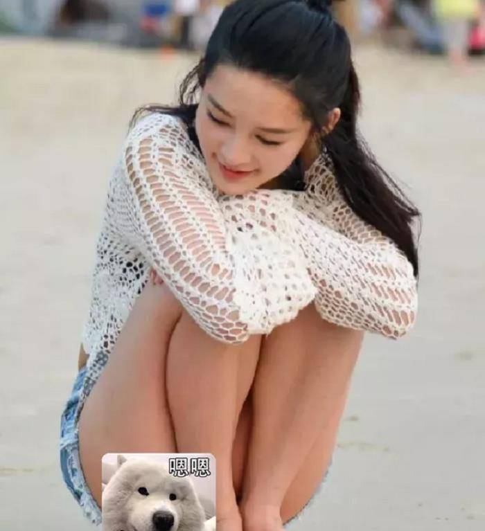 李沁忘记自己穿短裤,半蹲沙滩上不小心走光,还好节目组眼疾手快