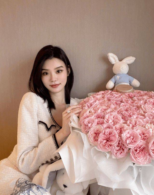 奚梦瑶港大上课再被偶遇 一袭黑色穿搭身材纤细_谢梦瑶_教育_职业