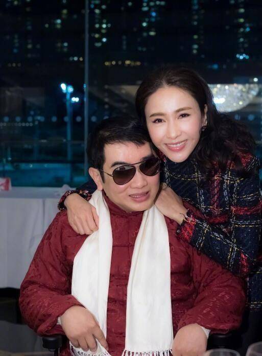 黎姿晒三女儿背影照,三女均是马尾辫,身高几乎相仿_生活_事业_成为了