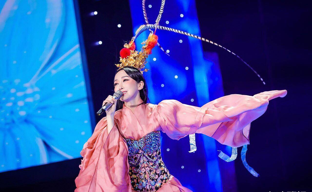 从爆红到消失,实力歌手萨顶顶,怎么就成到被金星,丁太升怒怼_万物